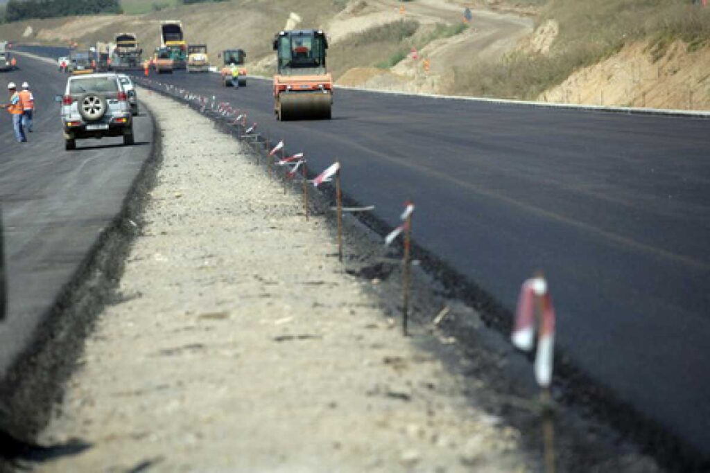 Finisaje de marmură pe o autostradă din România