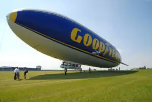 Goodyear promovează siguranţa rutieră de-a lungul Europei cu ajutorul dirijabilelor