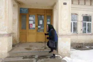 Străinii ne construiesc dispensare, noi le desfiinţăm: situaţia critică a ambulatoriilor din mediul rural
