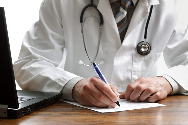 Scrisul urât al medicilor nu e doar un mit, iar din cauza lui uneori mor cu zile pacienţi