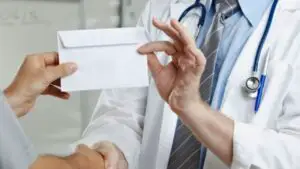 SONDAJ: Chirurgii iau cei mai mulţi bani, atunci când vine vorba de şpaga la doctor