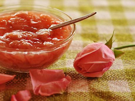 Micile trucuri ale înființării unei culturi de trandafiri pentru dulceață: Irigarea este obligatorie în primul an, profitul e garantat