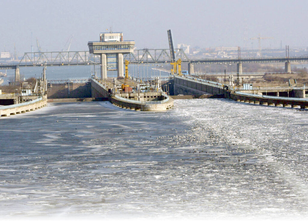 Transportatorii au pierderi de milioane de euro din cauza Dunării înghețate