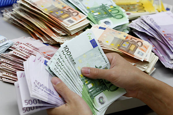 Românii cred orbeşte în EURO şi se feresc cât pot de LEU