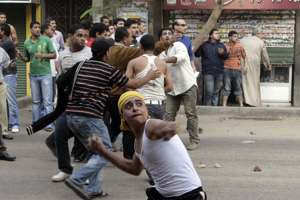 Zece persoane cu bombe asupra lor arestate în apropierea centrului Cairo