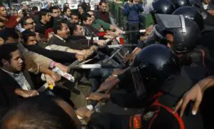 Zeci de mii de manifestanţi la Cairo cer demisia lu Moubarak