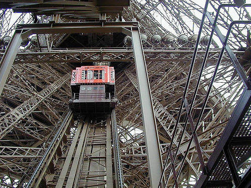 Un ascensor de la Turnul Eiffel a căzut în gol 15 metri