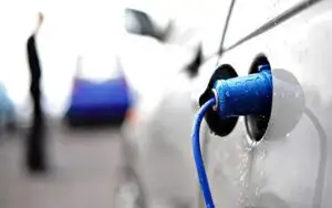 Guvern: Până la 3.700 euro de la stat pentru cei care cumpără o maşină electrică