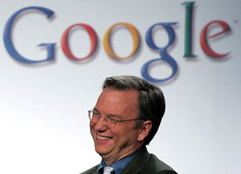 Eric Schmidt, fostul şef Google, primeşte o mărire de salariu