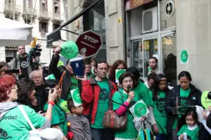 ‘Escrache’, o nouă formă de protest în faţa caselor politicienilor, stârneşte dispute în Spania