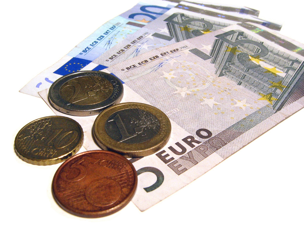 Moneda naţională, la cea mai redusă valoare în raport cu euro din această lună