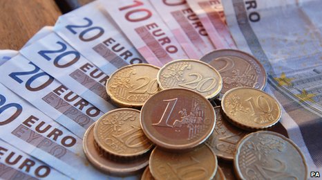 Renunţarea la euro ar conduce la insolvenţa sistemului bancar european