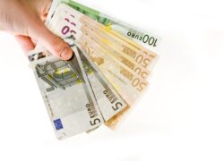 Azi primești 4,10 lei pentru un euro, peste câteva luni l-ai putea cumpăra înapoi cu 4 lei sau chiar cu 3,90