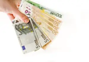 Azi primești 4,10 lei pentru un euro, peste câteva luni l-ai putea cumpăra înapoi cu 4 lei sau chiar cu 3,90