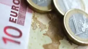 Leul coboară la minimul ultimelor trei luni în raport cu euro