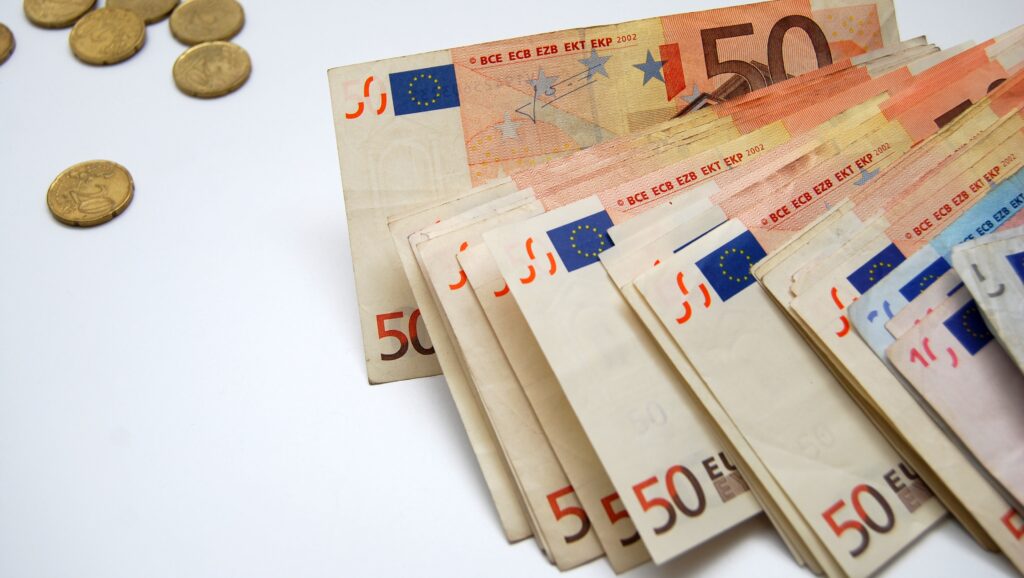 Leul este singura monedă din UE care s-a depeciat în raport cu euro