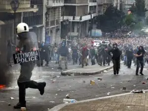Nivelul de încredere în guverne a scăzut drastic în întreaga lume