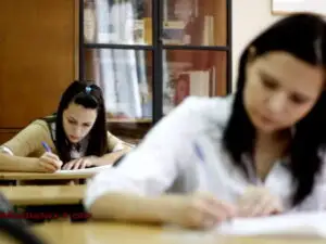Aproape 7% dintre liceeni sunt decişi să urmeze cursurile universitare în afara ţării