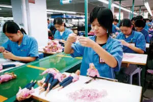 Toată lumea se duce de râpă, China profită