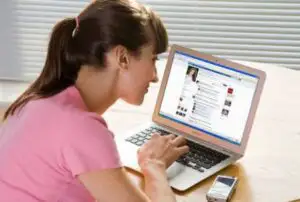 Escrocheriile cu iz de scandal în familie iau cu asalt platforma Facebook