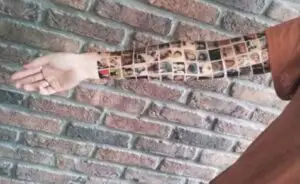 O femeie şi-a tatuat pe braţ 152 dintre prietenii ei de pe Facebook