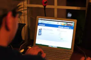 Ai grijă ce postezi pe Facebook! Poţi ajunge la închisoare