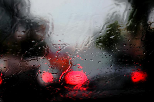 Un far inteligent va permite şoferilor să aibă o vizibilitate optimă pe timp de ploaie