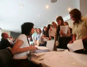 Sărăcia are chip de femeie: criza economică le-a afectat cel mai tare pe femei