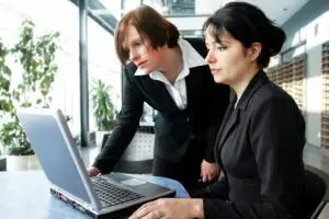 Femeile rămân ultima roată de la căruța companiilor