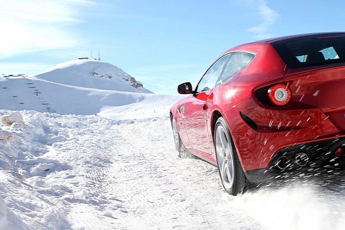 Primul Ferrari cu tracţiune integrală, fotografiat pe zăpadă