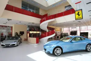 Garanti dă credite pentru cumpărarea de Ferrari şi Lotus