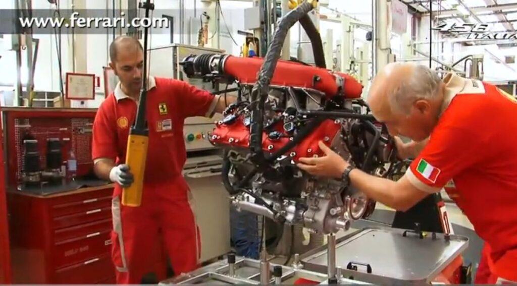 Ai văzut vreodată cum se construiește un motor Ferrari de 570 CP? Vezi acum