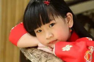 Vând fetiţă chineză. Preţ: 6.000 de euro