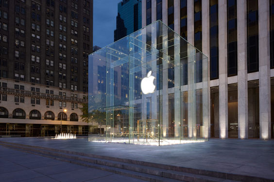 Apple și Berkshire Hathaway au în cash de 5 ori averea bogaților din Top 300