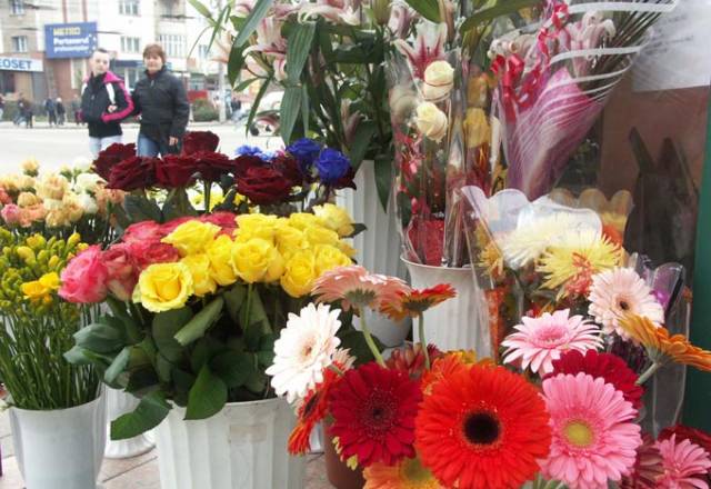 Amenzi de peste 70.000 de euro pentru comerţ ilegal cu flori