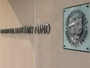 FMI avertizează că lumea nu a ieşit din „zona de pericol”