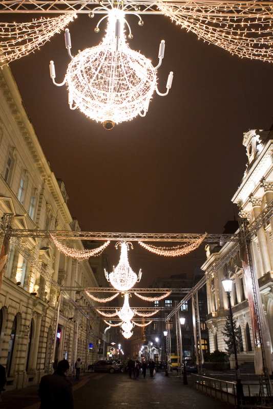 Bucureştenii au luminiţe de Crăciun ca în Viena