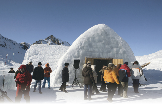 Turiștii care vor să ajungă la Bâlea Lac nu o pot face din cauza zăpezii