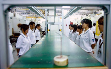 Apple le măreşte salariile muncitorilor chinezi până la 289 sau 350 de dolari