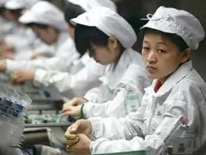 iPhone, parţial construit de copii de 13 ani, care lucrează 16 ore pe zi pentru 70 de cenţi pe oră