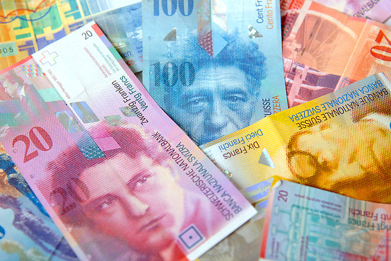 Francul elveţian a înregistrat cea mai severă depreciere în raport cu euro