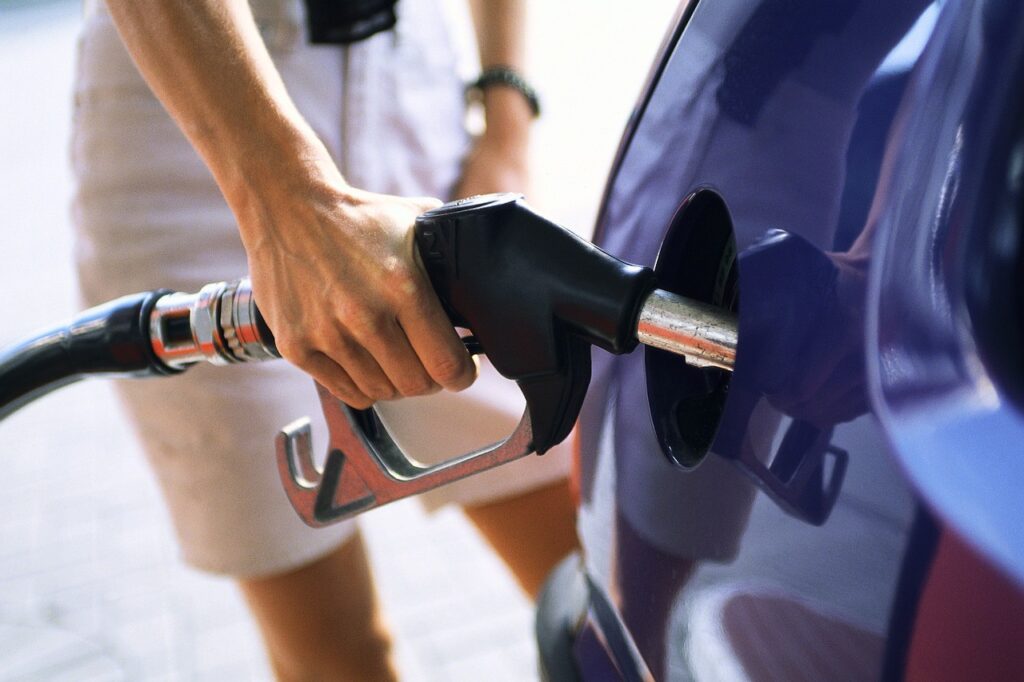 Înghețarea prețurilor la carburanți, pripită și inutilă