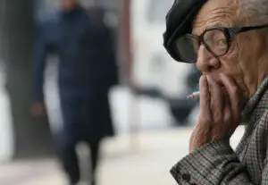 Cum cheltuie pensionarii pe timp de criză: beau lunar, în medie, peste 2,3 litri de alcool