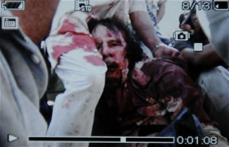Prima poză cu Gaddafi mort. Al Arabiya anunţă că va filma trupul neînsufleţit