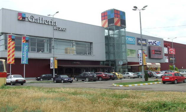 Efectul crizei imobiliare: Trei malluri româneşti valorează cât două maşini Lamborghini Veneno