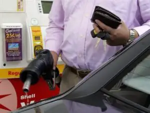 Benzina din România înghite săptămânal cinci bani pe litru