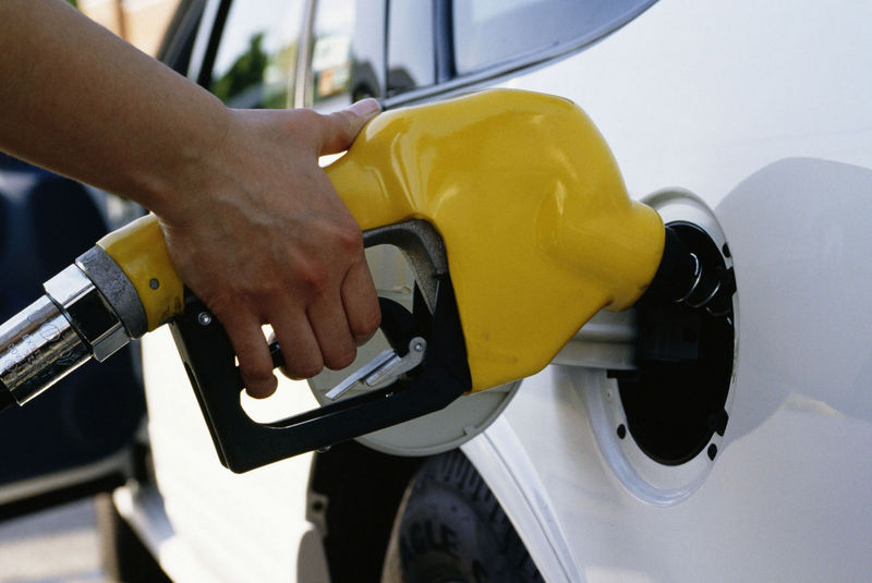 Cum ar putea fi reduse accizele la carburanţi