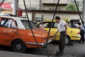 Iranienii nu vor mai putea cumpăra litrul de benzină cu 10 cenţi