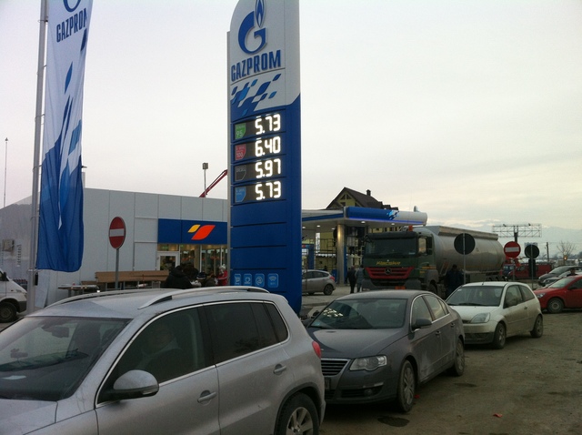 Cu cât vinde Gazprom benzina în România