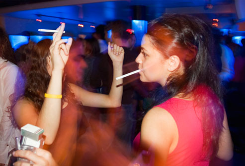 Senatul vrea interzicerea fumatului în baruri și discoteci. Ce părere ai?